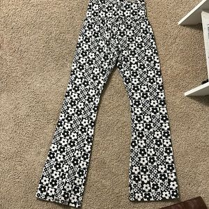 Black and white flower leggings